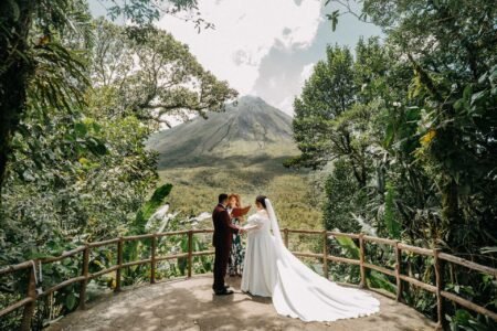couple at la fortuna arena getting married